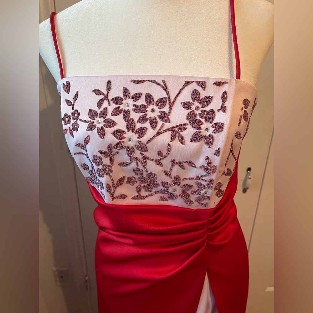 Elegant Red and White formal gown. Size medium. EUC. - Picture 3 of 15